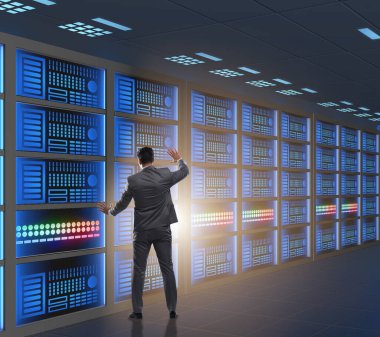 İş adamıyla büyük veri yönetimi kavramı