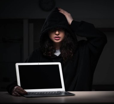 Ofiste güvenlik duvarını hackleyen kadın hacker.