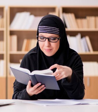 Türbanlı Müslüman kız sınavlara hazırlanıyor.