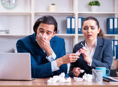 İki çalışan işyerinde acı çekiyor