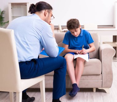 İnternet bağımlısı çocuk erkek doktoru ziyaret ediyor.