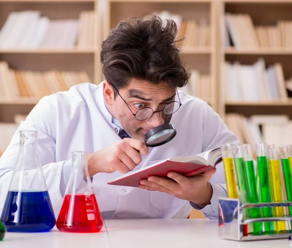 Médico cientista louco louco fazendo experimentos em um laboratório — Fotografia de Stock