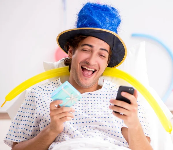 The young man celebrating his birthday in hospital — Stock Photo, Image