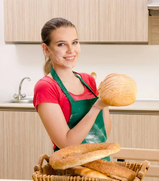 Jovem padeiro do sexo feminino trabalhando na cozinha — Fotografia de Stock