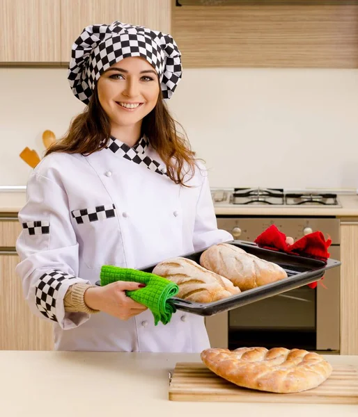 Молодая пекарь работает на кухне — стоковое фото