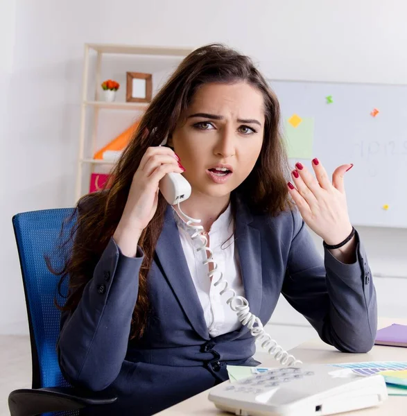 Joven diseñadora femenina trabajando en la oficina — Foto de Stock