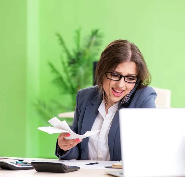 Finanzmanagerin arbeitet im Büro — Stockfoto