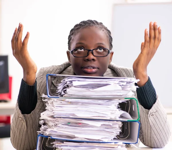 Die schwarze Mitarbeiterin ist unzufrieden mit exzessiver Arbeit — Stockfoto