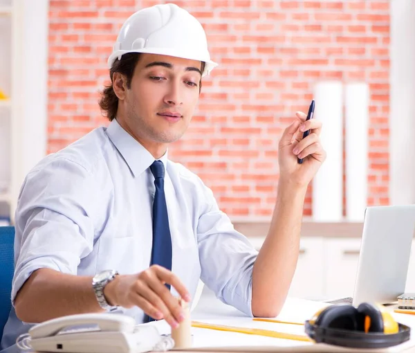 Constructie supervisor bezig met blauwdrukken — Stockfoto