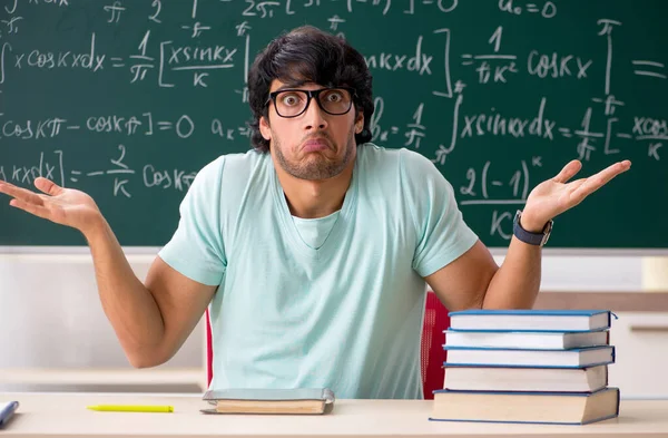 Fiatal férfi diák matematikus előtt chalkboard — Stock Fotó