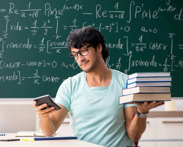 Junger männlicher Mathematikstudent vor der Tafel — Stockfoto