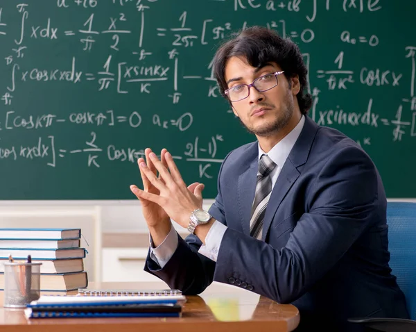 Giovane insegnante di matematica maschile in classe — Foto Stock