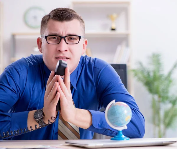 Joven empleado preparándose para el viaje de vacaciones — Foto de Stock