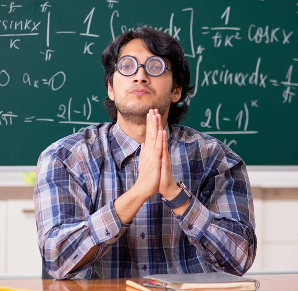 Divertente insegnante di matematica maschile in classe — Foto Stock