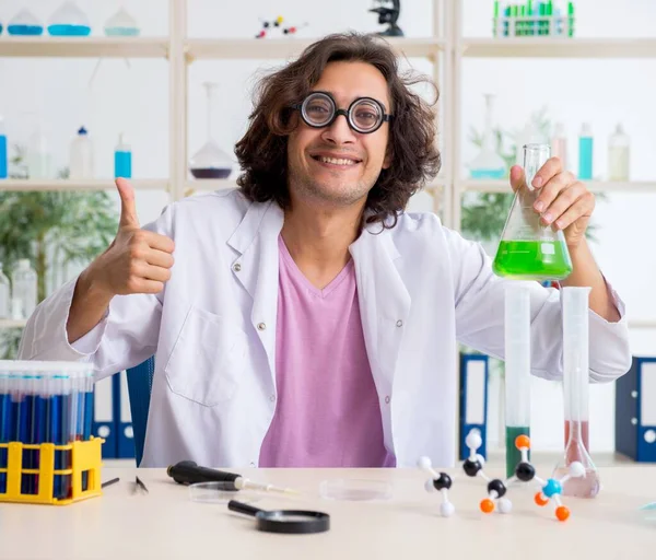 Legrační mužský chemik pracující v laboratoři — Stock fotografie