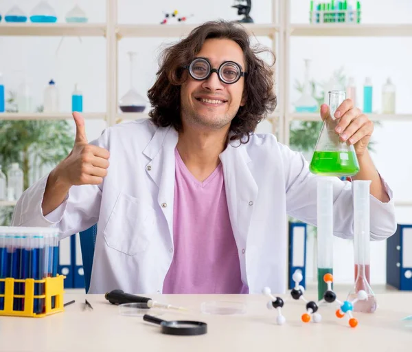 Químico masculino engraçado trabalhando no laboratório — Fotografia de Stock