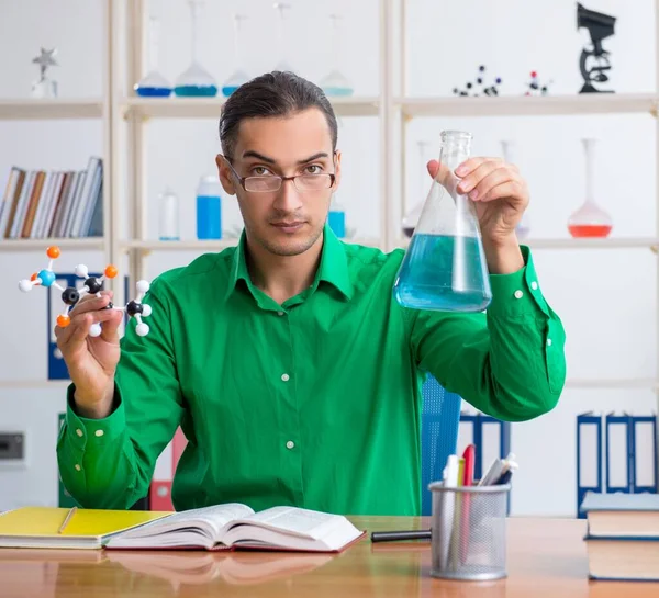 Kimya öğrencisi sınavlara çalışıyor.