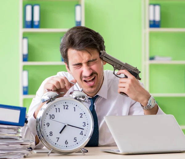 Un uomo d'affari disperato che pensa al suicidio in ufficio — Foto Stock