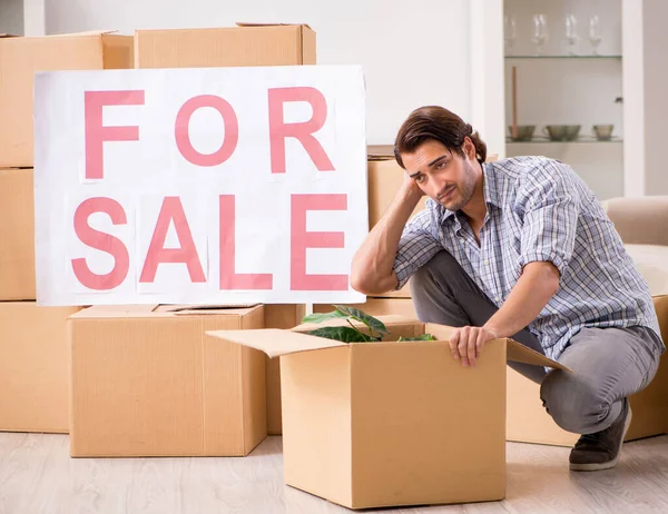 El joven que ofrece casa para la venta y mudarse — Foto de Stock