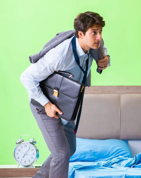 Empleado en el dormitorio que llega tarde a su trabajo en los gerentes de tiempo — Foto de Stock