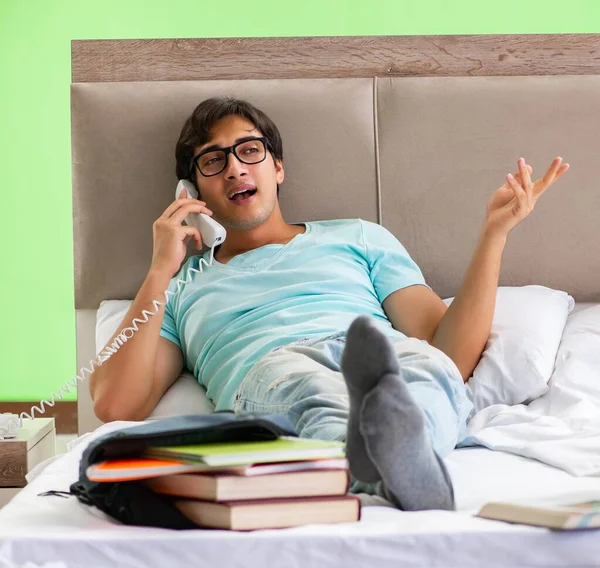 ベッドに横たわっ寝室で自宅で試験のための準備学生 — ストック写真