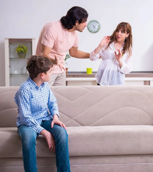 Conflits familiaux avec le mari, la femme et l'enfant — Photo