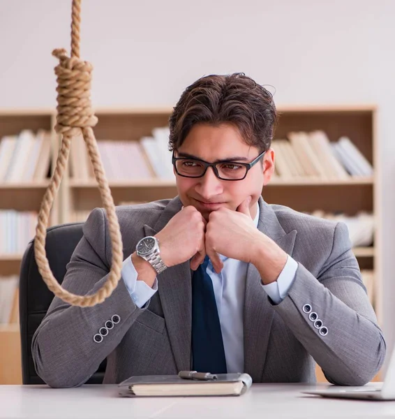 Bankrupt brak zakenman overweegt zelfmoord zichzelf ophangen — Stockfoto