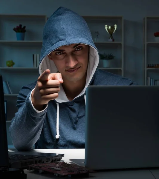 Хакер зламує комп'ютер вночі — стокове фото