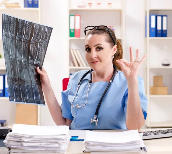 Женщина-рентгенолог работает в клинике — стоковое фото