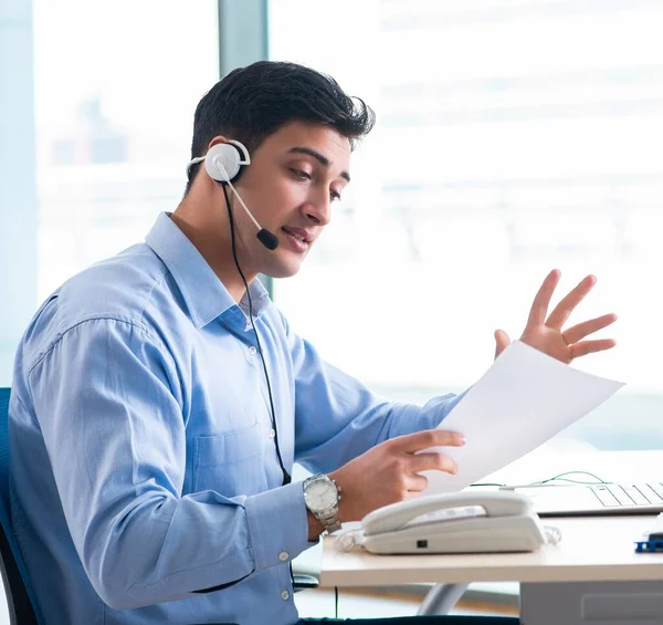 Operador de call center masculino no conceito de negócio — Fotografia de Stock