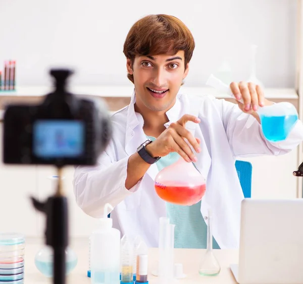 Chemik blogger nahrávání videa pro jeho blog — Stock fotografie