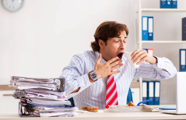 Hombre comiendo en el trabajo durante el descanso — Foto de Stock