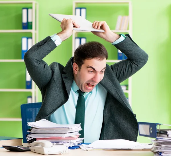 Επιχειρηματίας θυμωμένος με την υπερβολική εργασία κάθεται στο γραφείο — Φωτογραφία Αρχείου