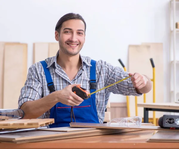 Jonge mannelijke timmerman die binnen werkt — Stockfoto