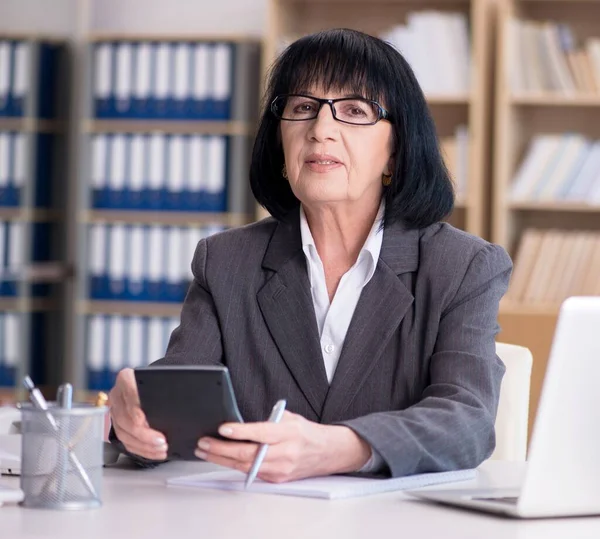 Mature businesswoman working in the office — Stock Photo, Image