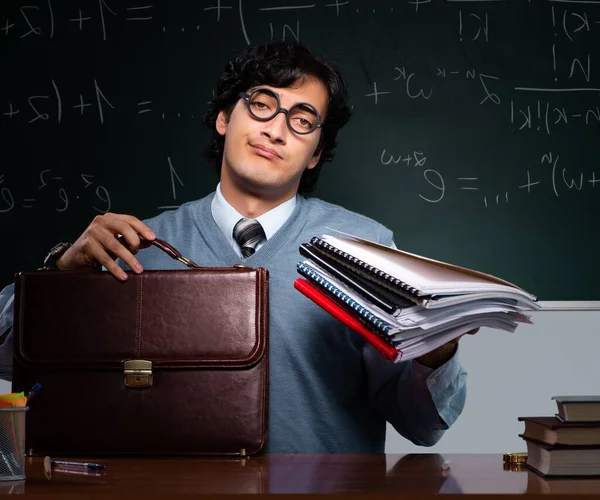 Młody nauczyciel matematyki przed tablicą. — Zdjęcie stockowe