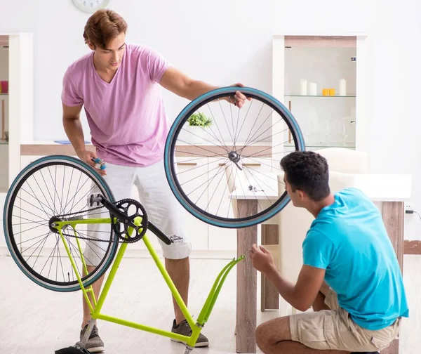 Man repareert zijn kapotte fiets — Stockfoto
