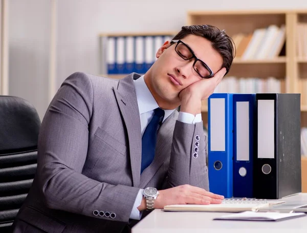 Un hombre de negocios soñoliento trabajando en la oficina — Foto de Stock