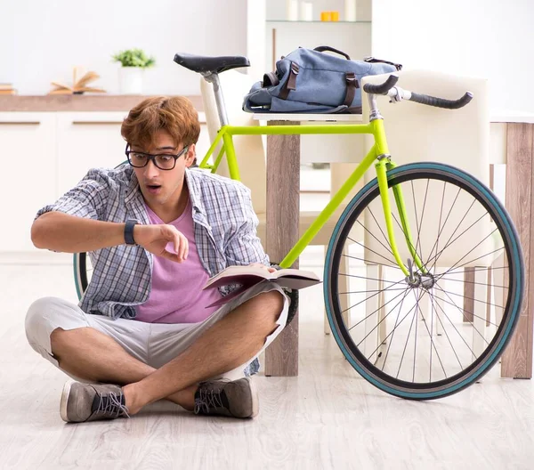 Studerande pendlar till universitetet med cykel — Stockfoto