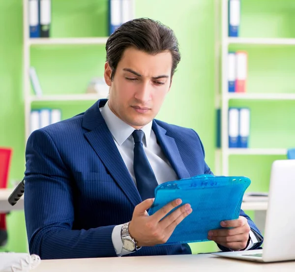 Homme d'affaires travaillant dans le bureau — Photo