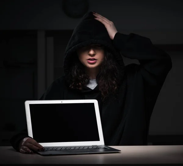 Femmina hacker hacking firewall di sicurezza in ritardo in ufficio — Foto Stock