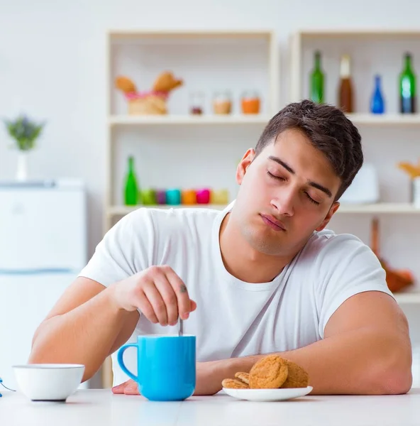 Чоловік засинає під час сніданку після понаднормової роботи — стокове фото