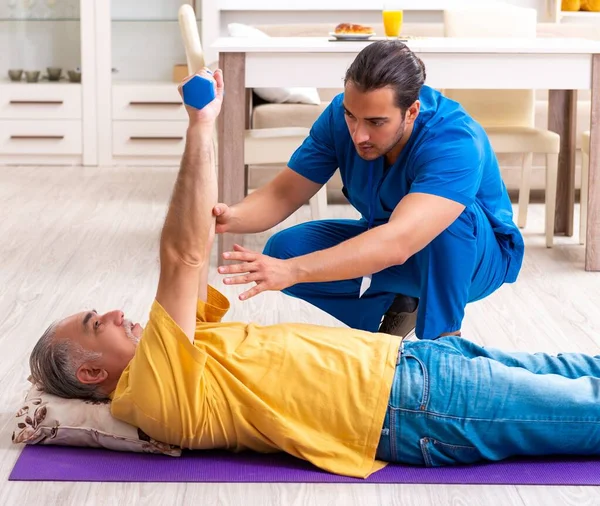 Junger Arzt besucht alte Patientin zu Hause — Stockfoto