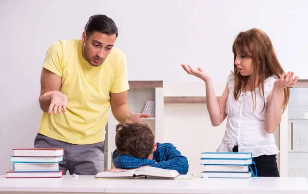 Föräldrar som hjälper sin son att förbereda sig för skolan — Stockfoto