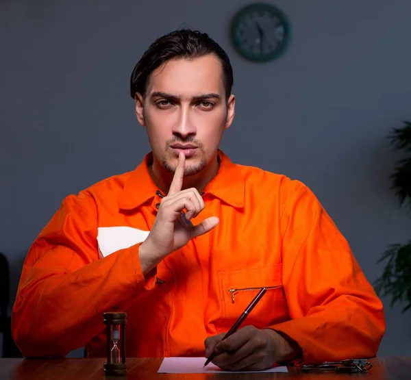 Un joven convicto sentado en un cuarto oscuro —  Fotos de Stock