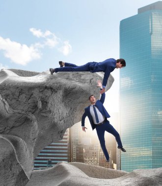 Düşen arkadaşınıza yardım eli sunuyor iş adamı