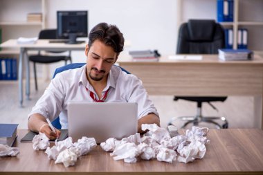 Beyin fırtınası konseptinde genç bir erkek çalışan.