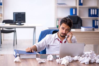 Beyin fırtınası konseptinde genç bir erkek çalışan.