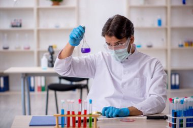 Laboratuvarda çalışan genç bir kimyager.