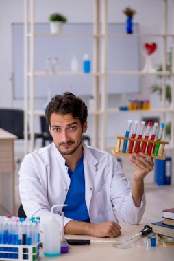 Laboratuvarda çalışan genç bir kimyager.